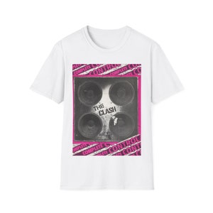 Puede incluir: Camiseta blanca con un estampado gráfico rosa y negro de una pila de altavoces y el texto "The Clash" en la parte delantera.