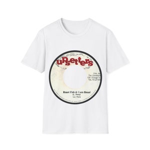 Könnte beinhalten: Weißes T-Shirt mit einem Vintage-Schallplatten-Etikettendesign mit dem Text "Upsetters" und "Roast Fish & Corn Bread (L. Perry) Lee Perry".