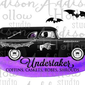 Puede incluir: Ilustración de un coche fúnebre negro con detalles blancos, una mano de esqueleto y siluetas de murciélagos. El coche fúnebre tiene neumáticos blancos y un óvalo púrpura con la palabra "Undertaker" y artículos relacionados. El fondo tiene las palabras "Addison Hollow Studio".
