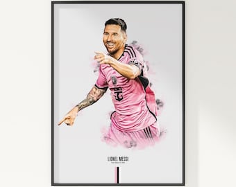 Puede incluir: Impresión artística enmarcada que presenta una ilustración estilizada de Lionel Messi con una camiseta de fútbol rosa. La obra de arte tiene un efecto pictórico con acentos rosas y negros. La impresión incluye el nombre "Lionel Messi" en la parte inferior.