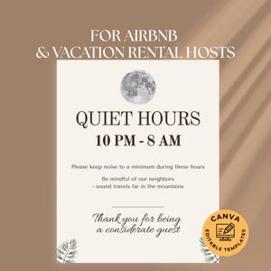 Può includere: Un cartello rettangolare per host Airbnb e case vacanze con un grafico della luna, il testo QUIET HOURS 10 PM - 8 AM, Please keep noise to a minimum during these hours, Be mindful of our neighbors - sound travels far in the mountains, e Thank you for being a considerate guest, con accenti di rami di pino.