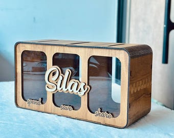 Alcancía de madera personalizada: Ahorra, gasta y comparte