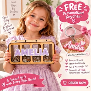 Puede incluir: Una hucha rectangular de madera con un panel frontal transparente, que muestra el nombre AMELIA en letras grandes de color morado y cuatro compartimentos etiquetados save, spend, invest y donate. Incluye un llavero rosa con el nombre Amelia.