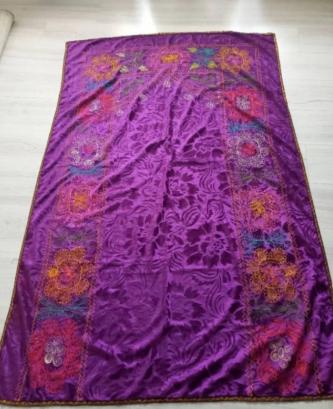Handgemachter Suzani Bezug - 1940s Vintage, Seide Nadelstickerei, Lila, Pink & Safran, antikes Wohndekor, einzigartiger Tischläufer,