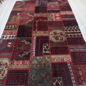 Bordeauxrood patchwork Turks wollen vloerkleed – handgeweven vloerkleed op aangepast formaat