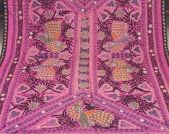 Altrosa Seiden-Suzani - 1,5 x 2 m, handbesticktes Pfau-Design aus den 1950er Jahren, seltenes usbekisches Sammlertextil mit Baumwollrücken