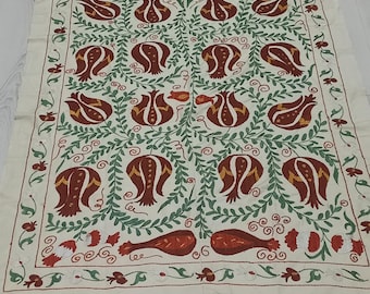 Bestickter Suzani - 1960er Jahre usbekischer Bezug mit Seide, rotgrünes Tulpendesign, handgewebtes antikes Dekor aus Baumwolle und Seide, 4,5 x 10 m