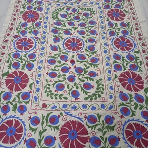 Jedwabny haft Suzani z ręcznym haftem: okładka z motywem kwiatów uzbeckich (4,8 x 6,9 stopy)