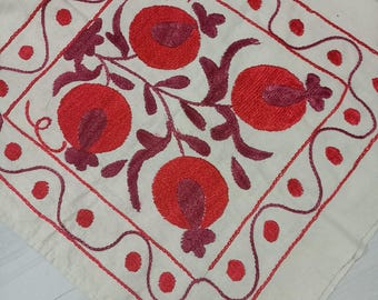 Seide gestickt Suzani 1.4x1.5, roter Granatapfel Suzani, quadratisches Panel Susani, Stammes- Blumen-Suzani, dekoratives handgemachtes Susani
