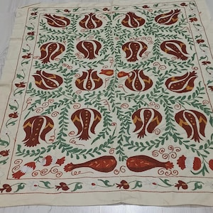 Vintage Suzani – bordeaux geborduurde zijdegeborduurde tulp uit de jaren 60