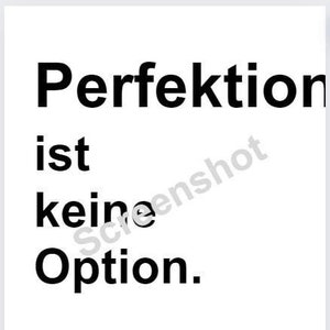 Könnte beinhalten: Ein weißer Hintergrund mit den Worten "Perfektion ist keine Option" in fetter schwarzer Schrift. Der Text ist in vier Zeilen angeordnet, wobei jedes Wort oder jeder Satz auf einer separaten Zeile steht.