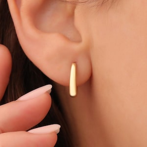Schlichte goldene Huggie Ohrringe aus 14K Massivgold, kleine Hoops Huggies, zierliche Huggies, Minimale Creolen, Stacking Hoops, Weihnachtsohrringe