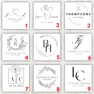 Może przedstawiać: Dziewięć r&oacute;żnych projekt&oacute;w logo ślubnych z nazwiskami i datami. Logotypy prezentują r&oacute;żne style, w tym wieńce kwiatowe, serca, inicjały i kaligrafię.