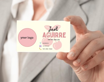 Puede incluir: Una tarjeta de visita sostenida por una persona, con un fondo amarillo claro y acentos rosas. La tarjeta incluye el nombre "Jael Aguirre", el título "CEO of Smilley" y la información de contacto. Un círculo rosa para un logotipo está a la izquierda.