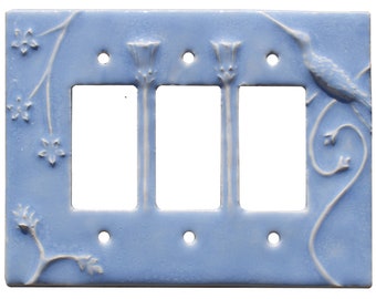 Placa de interruptor de luz triple de cerámica con diseño de colibrí en azul jacinto - estilo rústico, campestre, botánico