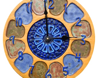 DISPONIBILE: Orologio da parete in ceramica - Design a diatomee con smalto giallo e blu (diametro 33 cm)