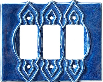 EN STOCK: Placa de toma de corriente con interruptor de luz GFI de cerámica marroquí de triple balancín en azul zafiro