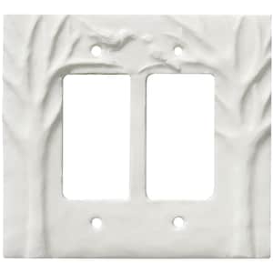 Peut inclure: Plaque d'interrupteur double blanche avec un motif de branches d'arbres en relief. Elle comporte deux ouvertures rectangulaires pour les interrupteurs et quatre trous de vis. Un élément décoratif d'inspiration naturelle pour la décoration intérieure.