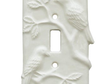 HECHO A MEDIDA: Tapa de interruptor de luz de cerámica con diseño de pájaros y acabado en color blanco hueso.