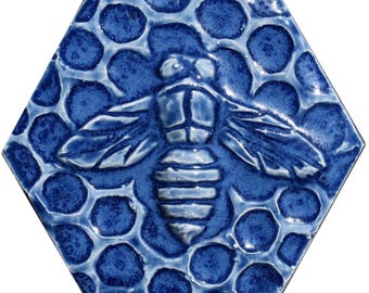 Honeybee Keramik 3-Zoll-Kacheln in Sapphire Blue Glaze-Hexagon Form - Biene in der Mitte