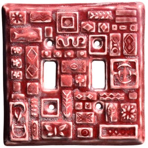 DISPONIBILE: Placca per interruttore a doppia levetta in ceramica Symbols, smaltata in rosso screziato