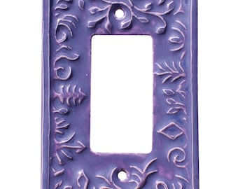 受注生産：ラベンダー釉薬仕上げの、風変わりなセラミック製シングルロッカースイッチプレート（漏電遮断器付き）