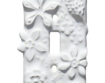 HECHO A MEDIDA: Placa de interruptor de luz individual de cerámica con diseño floral y esmalte blanco ártico.