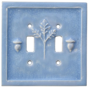 HECHO A MEDIDA: Placa de interruptor de luz de cerámica con diseño de bellotas y hojas de roble, doble interruptor, en esmalte azul jacinto.