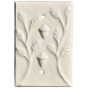 Tapa de cerámica lisa para plato de pared con diseño de hoja de roble y bellota, con esmalte color blanco hueso.