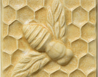 MADE TO ORDER: Honeybee Keramikfliesen in Mandelglasur- Set mit vier Fliesen