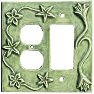 以下が含まれることがあります： 緑色のセラミック製ライトスイッチカバー、フローラルデザイン。 カバーには2つのコンセント穴と1つのスイッチ穴があります。 フローラルデザインには、星型の花と流れるようなつる模様が含まれています。 カバーは正方形で、テクスチャ加工された表面です。