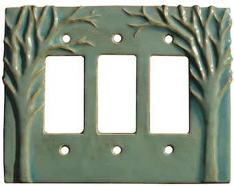 HECHO A MEDIDA: Placa de interruptor de luz triple basculante con interruptor diferencial de cerámica con diseño de árboles y acabado en esmalte verde azulado antiguo.