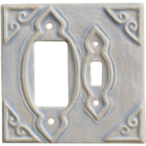 Peut inclure: Une plaque de prise de courant en céramique bleu clair avec un design orné. La plaque a un seul interrupteur et est conçue pour s'adapter à un interrupteur standard.