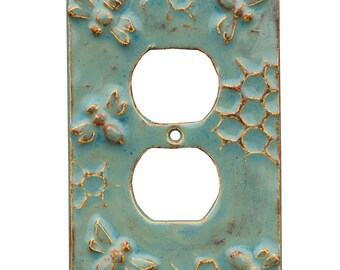 REALIZZATO SU ORDINAZIONE: Placca per presa elettrica duplex in ceramica con motivo api, colore verde acqua anticato.