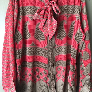 Sidenskjorta med halsduk - STOR / XL-version - retroskjorta med knappar och söt halsringning - Återvunnet sarisilke - Unik i sitt slag
