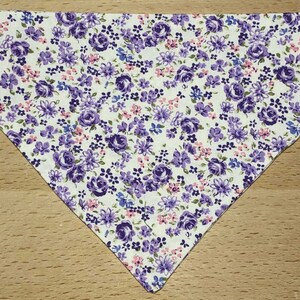 Floral hond bandana, paars roze bloemen hond bandana, over de kraag land bloemen hond bandana, gepersonaliseerde kat hond huisdier bandana dassen