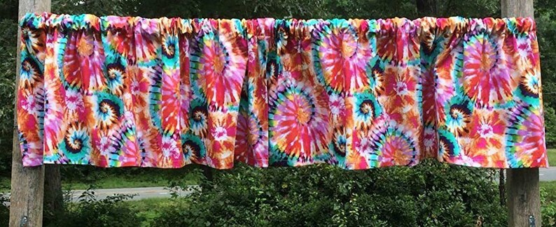 K&ouml;nnte beinhalten: Eine bunte Binde mit einem wirbelnden Muster in den Farben Pink, Orange, Blau und Gelb.
