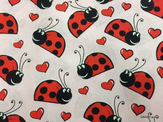 Tessuto In Microfibra A Metraggio ABAKUHAUS - Coccinelle E Libellule Su Sfondo Rosso - 1 Metro (230x100cm)
