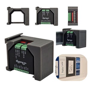 Op de afbeelding: Een verzameling Shelly smart home automatiseringsmodules in grijze behuizingen. De modules hebben groene en rode klemmen, met labels zoals "VCC", "GND" en "DATA". De afbeelding toont ook een gemonteerde module met labels zoals "Garage" en "Küche Licht."