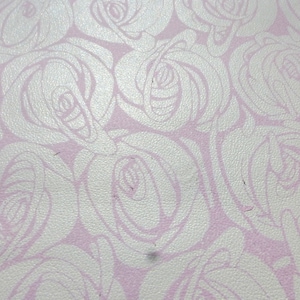 Cuir de veau Grandes roses vintage roses pastel imprimées sur fond blanc beurre doux
