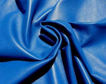 Piel de cordero de gran tamaño, color azul eléctrico brillante, acabado liso y con cuerpo.