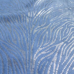 Op de afbeelding: Blauwe stof met een zilveren metallic zebraprint.