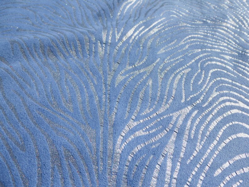 Op de afbeelding: Blauwe stof met een zilveren metallic zebraprint.