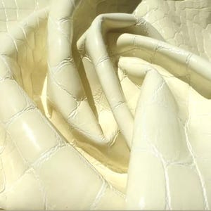 Cuir d'agneau Grand format alligator jaune pâle verni brillant
