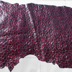 "Kalbsleder Burgund ""Stained Glass"" Design mit glänzendem Finish."