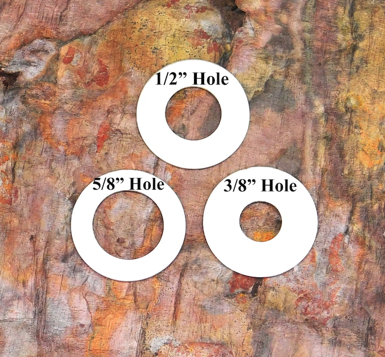 Pu&ograve; includere: Tre cerchi di plastica bianca con fori di diverse dimensioni. I cerchi sono etichettati "1/2" Hole", "5/8" Hole" e "3/8" Hole".