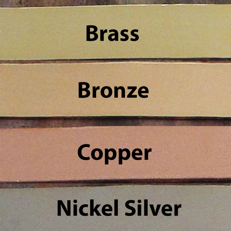 Pu&ograve; includere: Quattro campioni di metallo in diverse finiture: ottone, bronzo, rame e argento nichelato. I campioni sono disposti verticalmente, con l'ottone in alto e l'argento nichelato in basso.