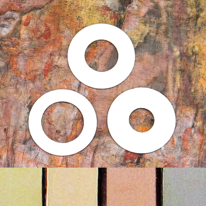 Pu&ograve; includere: Tre cerchi bianchi, ognuno con un cerchio pi&ugrave; piccolo tagliato al centro, sono disposti a forma di triangolo su uno sfondo marrone testurizzato. Lo sfondo presenta sfumature di marrone, arancione e giallo.
