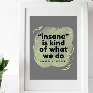 Pode incluir: Um fundo cinza com um design amarelo semelhante à aquarela. O texto "insane" is kind of what we do - Sam Winchester está escrito em preto.