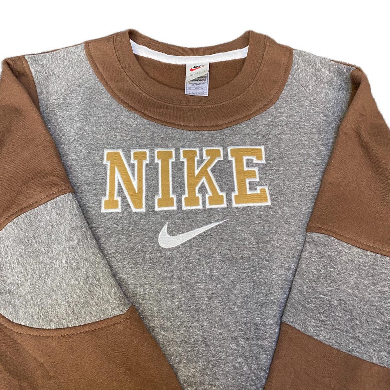 Sudadera Nike Reworked para hombre, talla L, gris, marrón, con logotipo bordado, estilo vintage Y2K imagen 2